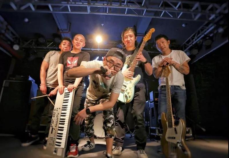 2003年组建"苏阳乐队"并于12月28日在银川体育馆参加由银川交通音乐台